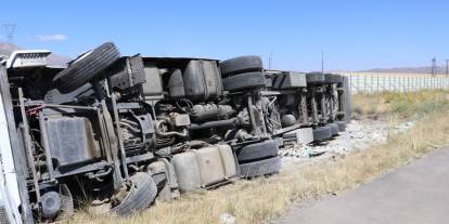 Sivas'ta devrilen TIR'ın sürücüsü yaralandı