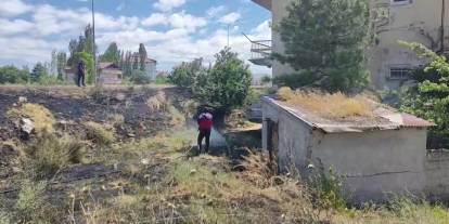 Sivas'ta fırtına yangına neden oldu