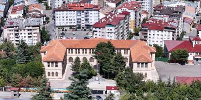 Sivas'ta 144 yıllık eğitim çınarı ayakta