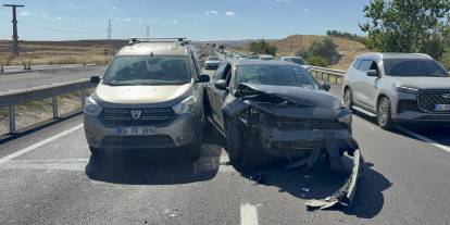 Kırıkkale'de 4 aracın karıştığı trafik kazasında 3 kişi yaralandı