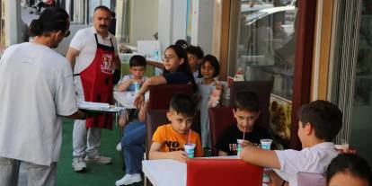 Sivas'ta esnaf çocuklara ücretsiz lahmacun dağıttı