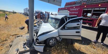 Sivas'ta otomobil yön levhasında çarptı: 3 yaralı