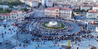 1058 kadın Sivas meydanında halay çekti