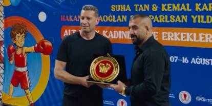 Suat Hekimoğlu'ndan Özkan Asanakut'a ödül