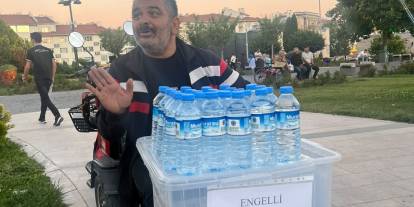 Sivas'ta engelli su satıcısından örnek davranış