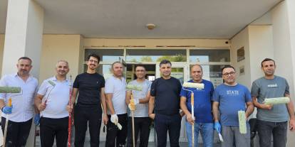 Sivas’ta eğitimciler köy okulunu el birliğiyle boyadı