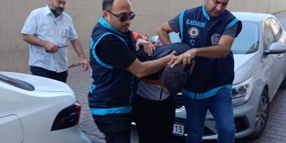 Misafir olarak gittiği evin sahibini bıçaklayarak öldürdü