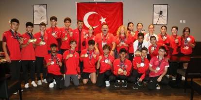 Milliler madalyaları topladı