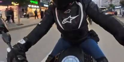 Sivas’ta kadın motosikletçi takla attı