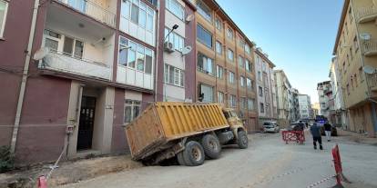 Kamyon park halinde çukura düştü