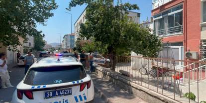 Eşini bıçaklayıp, polise teslim oldu