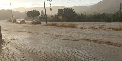 Sivas’ta sağanak yolları göle çevirdi