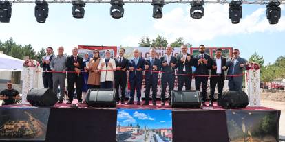Gemerek’te hem yatırımlar açıldı hem tohum dağıtıldı