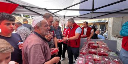 Sivas’ta cami cemaatine cuma namazı sonrası karpuz ikramı