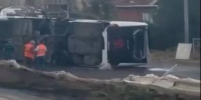 Servis otobüsü devrildi: 15 yaralı