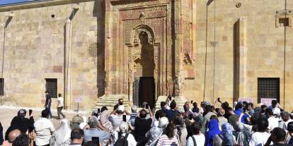 Sivas’ta taşlara yansıyan namaz silüeti görenleri büyülüyor