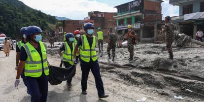 Nepal’deki selde bilanço ağırlaşıyor