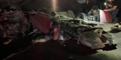 Kamyonetle çarpışan otomobilin sürücüsü ile eşi öldü