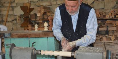 Sivaslı Ali amca ahşaba ruh verip, camilere bağışlıyor