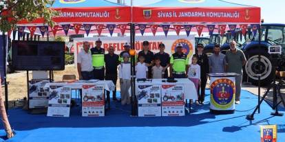 Sivas Jandarması fuarda vatandaşları bilgilendirdi