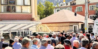 Kaskına arı giren motosikletli yayaya çarptı: 1 ölü, 1 yaralı