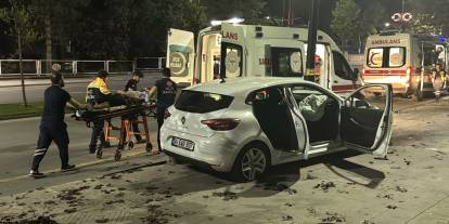 Sivas’ta otomobil aydınlatma direğine çarptı: 3 yaralı