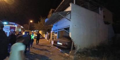 Sivas'ta kontrolden çıkan otomobil duvara çarptı:2 yaralı