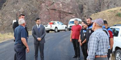 Suşehri’nde köy yolunda asfalt çalışması