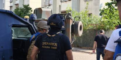 Elinde el bombası ile kendisini eve kilitledi