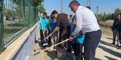 Sivas'ta Kaymakam ve öğrenciler okul için kolları sıvadı