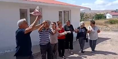 Sivas'ta köylüler okulu yeniledi, sevinci halayla kutladı