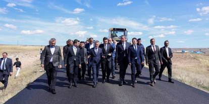 Abdullah Güler Altınyayla’da yol çalışmalarını inceledi