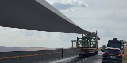 Sivas'ta türbin kanatlarının geçişi trafiği yavaşlattı