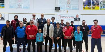 Sivas’ta raketler şampiyonluk için sallandı