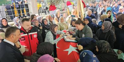 Madencinin eşi tabutuna sarılıp gözyaşı döktü