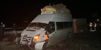 Sivas’ta minibüs ile otomobil çarpıştı:2 yaralı