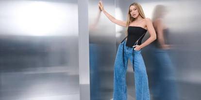 Hadise Paris’te Rüzgar Gibi Esti! Transparan Kombini Dikkat Çekti!