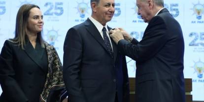 Cumhurbaşkanı Erdoğan Cemil Tugay’a AK Parti Rozetini Taktı!