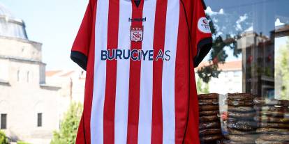 Pendikspor karşısında çubuklu forma tercihi
