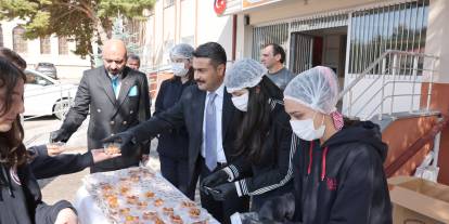 Selçuk Anadolu Lisesinde lokma ikramı geleneği