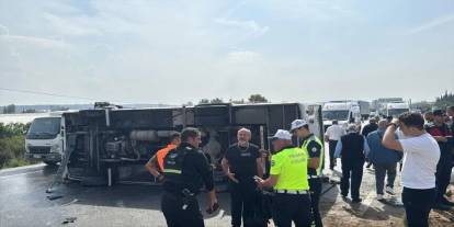 Midibüsün devrilmesi sonucu 17 kişi yaralandı