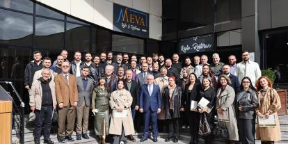 Vali Şimşek, koro sanatçılarını ödüllendirdi