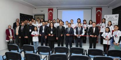 Sivas'ta köy okulunda sanat buluşması