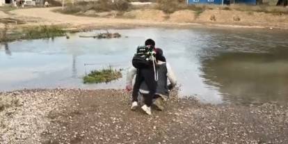 Sivas'ta bir çocuğun eğitim yolu babasının sırtından geçiyor