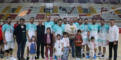 Sivas'ta kurumlar şampiyonluk için fileye çıktı