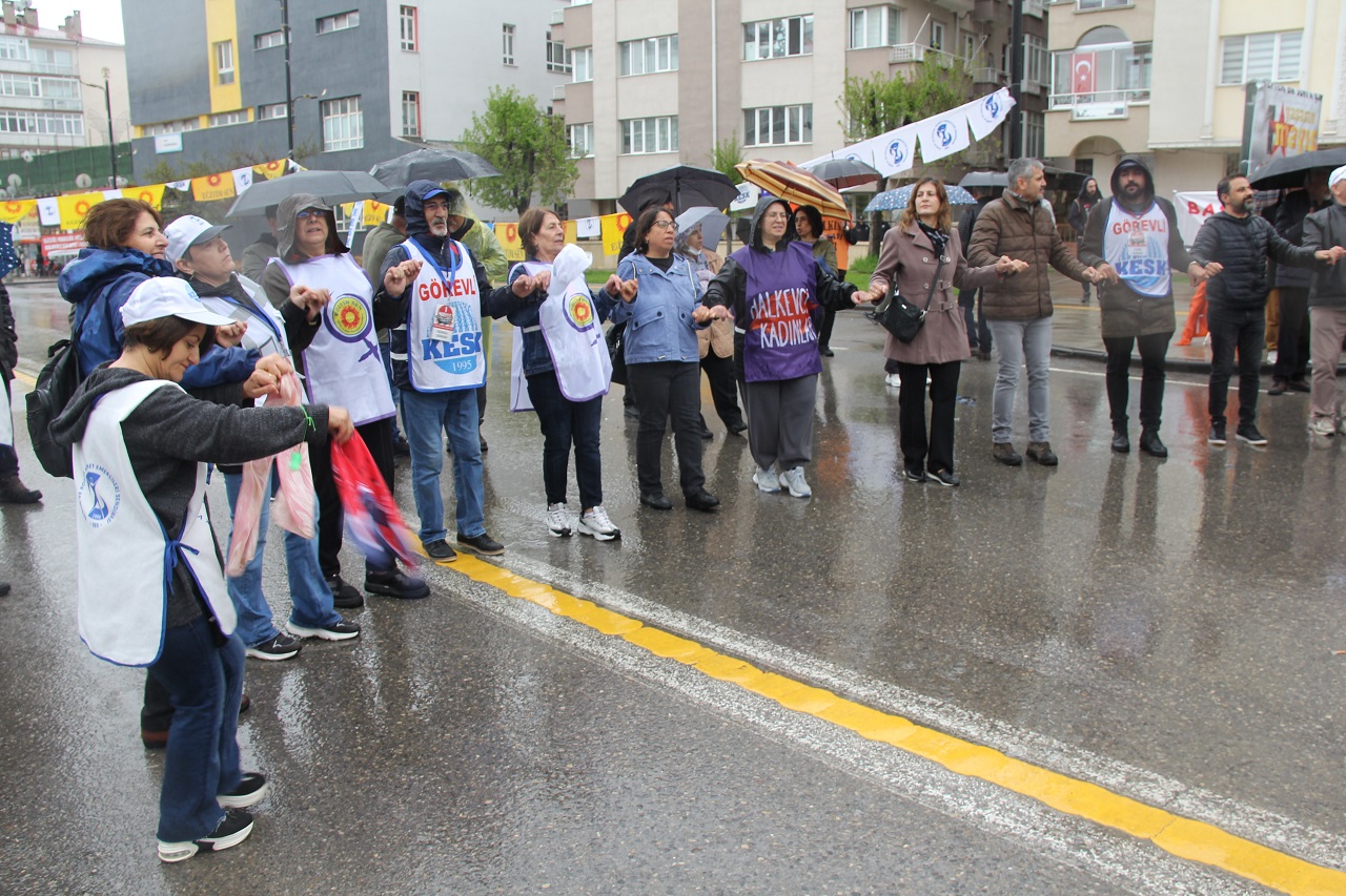 sivasta-yagmur-altinda-halayli-1-mayis-2.jpg