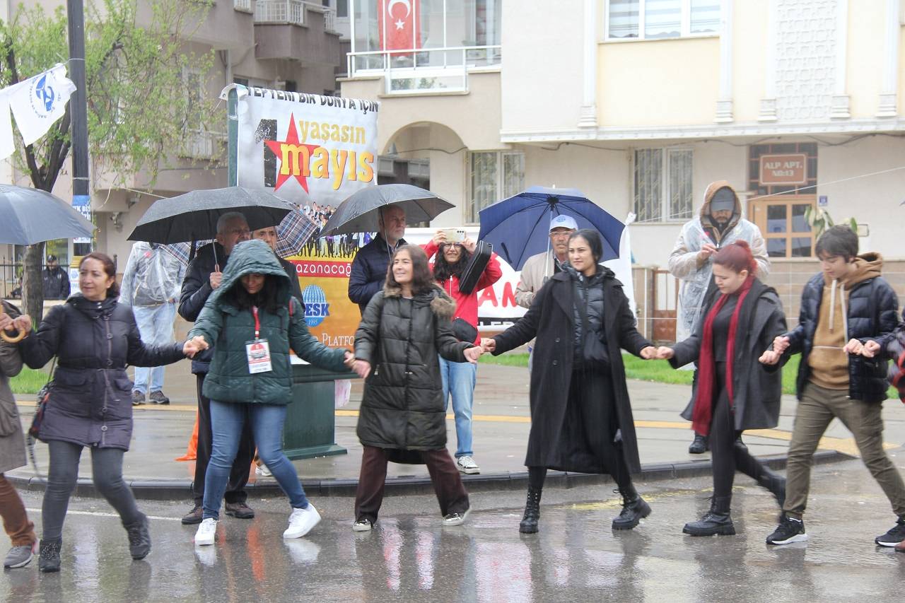sivasta-yagmur-altinda-halayli-1-mayis-3.jpg