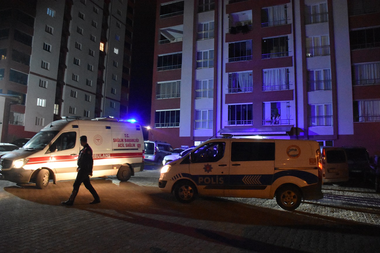 sivasta-evde-bogazlari-kesilerek-olduru-699100-206990.jpg