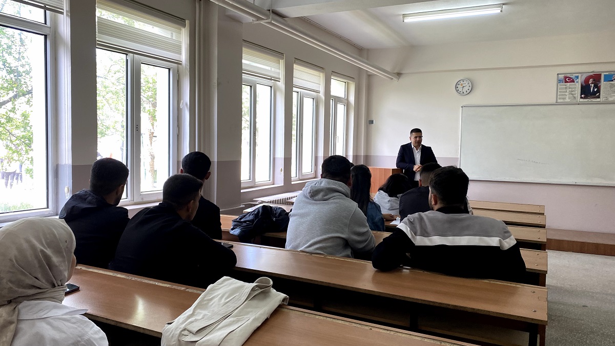 aa-20250509-37892112-37892109-sivasta-universite-ogrencilerine-bankacilik-sektoru-dersi-verildi.jpg