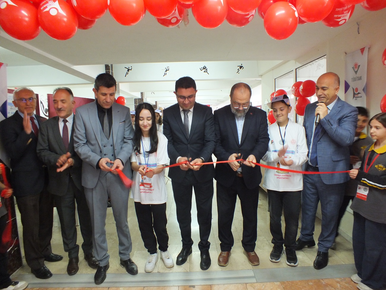 aa-20250513-37934421-37934419-sivasta-tubitak-4006-bilim-fuari-acildi.jpg